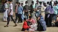 Penumpang menunggu di Stasiun Kereta Api Kamalapur untuk naik kereta setelah pemerintah memerintahkan mencabut lockdown di Dhaka, Rabu (11/8/2021). Bangladesh memberlakukan lockdown paling ketat pada awal Juli ketika kasus dan kematian Covid-19 baru naik ke rekor tertinggi. (Munir Uz zaman/AFP)