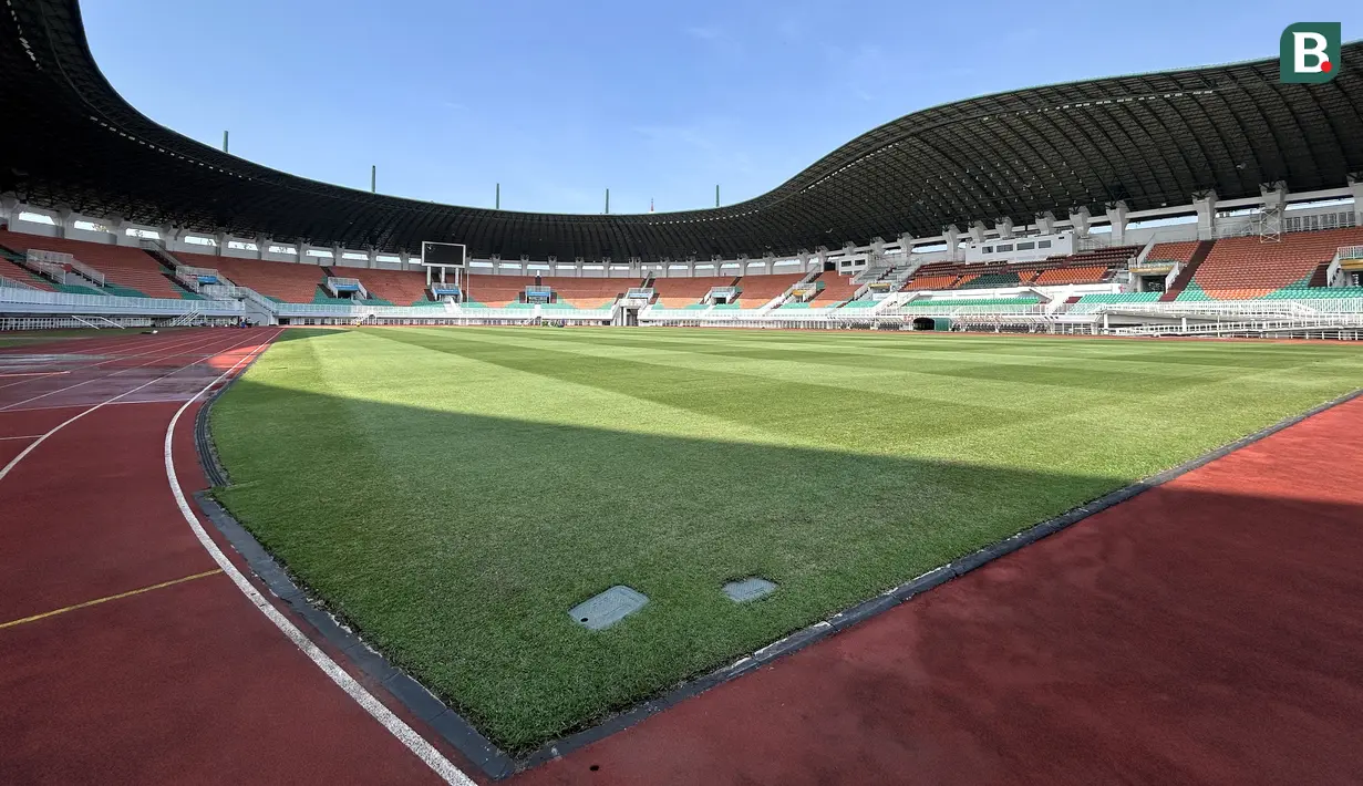 Hamparan rumput hijau terlihat mulus di Stadion Pakansari, Cibinong, Kabupaten Bogor, Rabu (23/7/2026). Perawatan lapangan menjadi salah satu fokus utama pengelola menjelang stadion tersebut menjadi kandang Timnas Indonesia pada Piala AFF 2026. Selain rumput, pembenahan juga dilakukan pada atap, tribune, toilet, penerangan, hingga area luar stadion dengan progres keseluruhan mencapai sekitar 98 persen. (Bola.com/Muhammad Adi Yaksa)