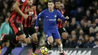 Aksi pemain Chelsea, Eden Hazard melewati kepungan para pemain Bournemouth pada lanjutan Premier League di Stamford Bridge, London, (31/1/2018). Chelsea kalah 0-3. (AP/Tim Ireland)