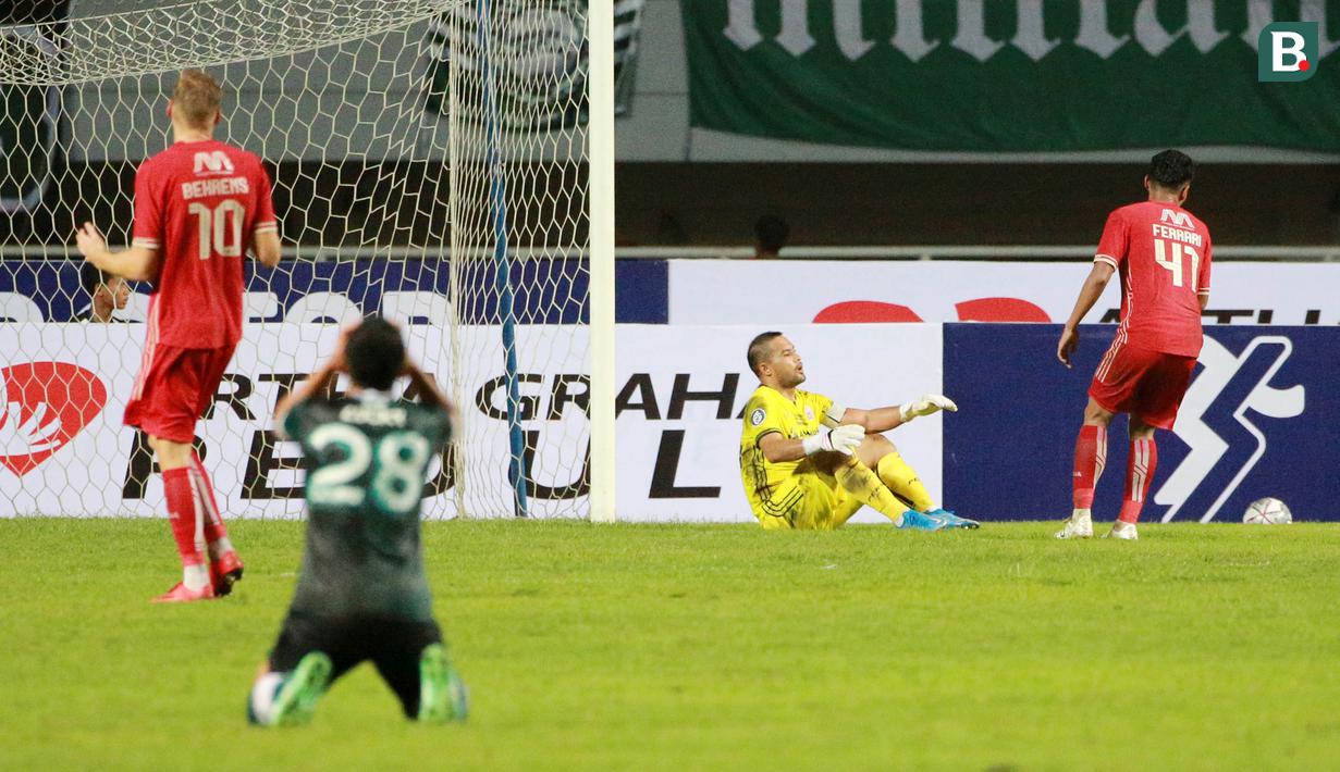 Kiper Persija, Andritany Ardhiyasa terduduk lesu usai mengamankan gawangnya dari serangan pemain Persikabo 1973 pada laga pekan keempat BRI Liga 1 2022/2023 di Stadion Pakansari, Kabupaten Bogor, Minggu (14/8/2022). (Bola.com/M Iqbal Ichsan)