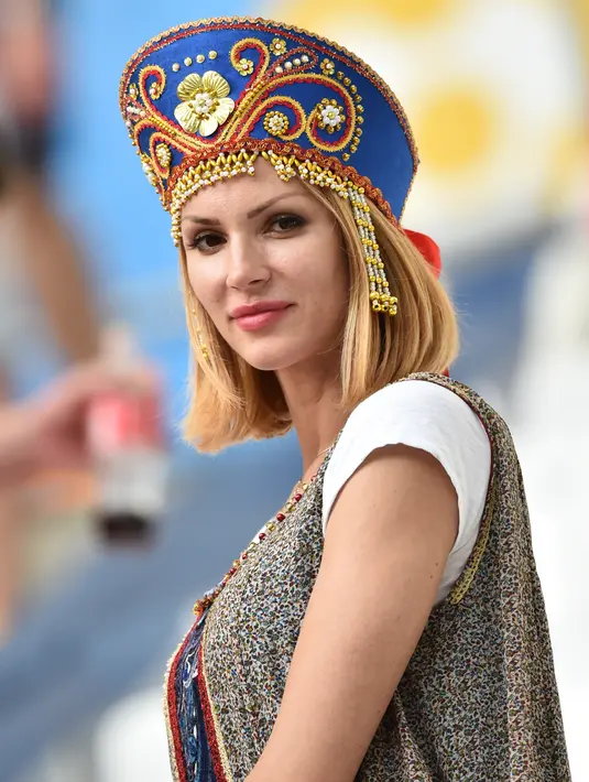 Penampilan cantik bak seorang ratu membuat suporter Rusia ini menjadi daya tarik tersendiri dalam laga Rusia melawan Inggris di Stade Velodrome, Marseille, (11/6/2016). (AFP/Bertrand Langlois)