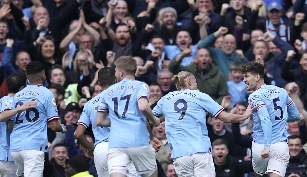 Para pemain Manchester City merayakan gol yang dicetak oleh John Stones ke gawang Leicester City pada pekan ke-31 Premier League 2022/2023, Sabtu (15/4/2023). Man City unggul cepat lewat gol John Stones di menit 5. Sesudah itu, Erling Haaland mencetak dua gol di menit 13 (penalti) dan 25. (AP Photo/Dave Thompson)