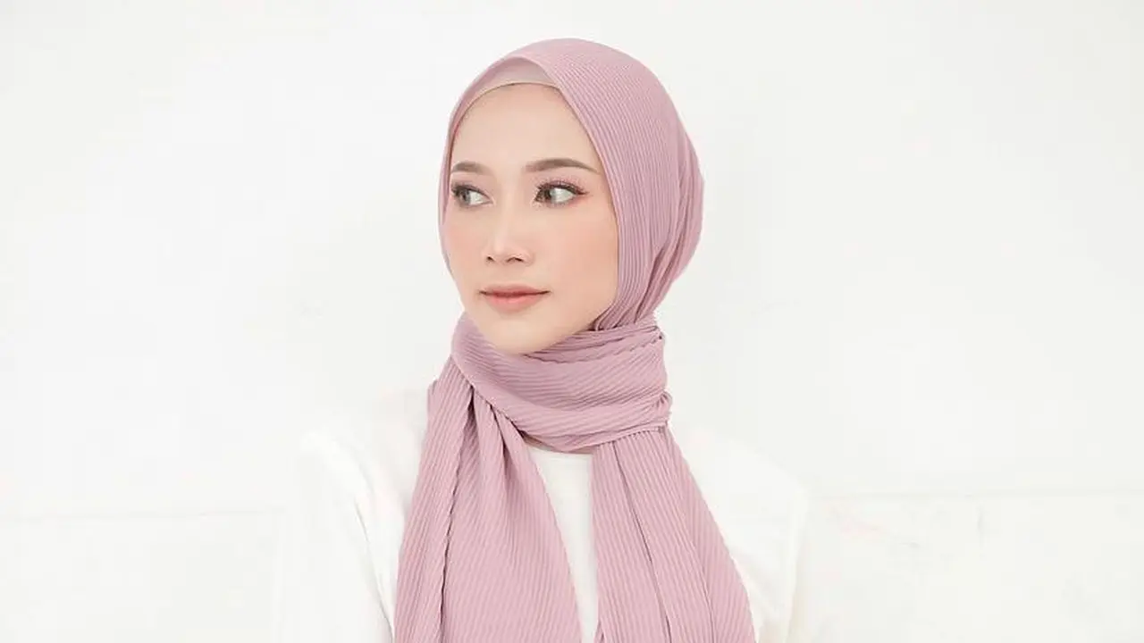 7 Tutorial Hijab Pashmina Plisket yang Jadi Tren 2021, Simple dan Modis