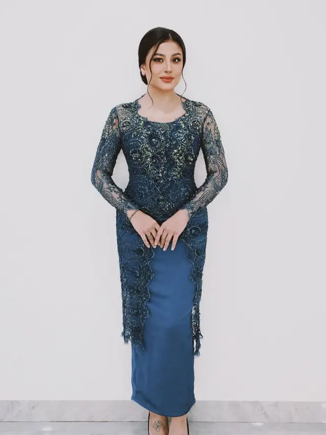 7 Potret Awkarin Tampil Anggun Berkebaya Navy Dampingi Sang Ayah dalam Pelantikan Jabatan Baru (credit: instagram.com/narinkovilda).