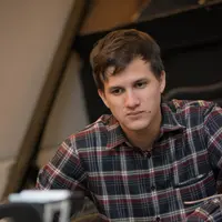 Stuart Collin menunggu giliran dirias. (Desmond Manullang/Bintang.com)