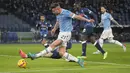 Gelandang Lazio, Milinkovic-Savic berusaha mengumpan bola saat bertanding melawan Napoli  pada pertandingan Liga Serie A Italia di stadion Olimpiade Roma, Senin (28/2/2022). Napoli menang tipis atas Lazio 2-1. (AP Photo/Gregorio Borgia)
