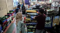 Bulan suci Ramadhan Pasar Tanah Abang kembali ramai dikunjungi.  (Liputan6.com/Johan Tallo)