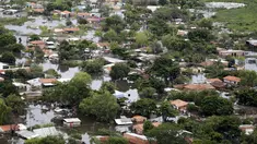 Pandangan udara saat sebagian rumah terendam banjir di Asuncion, Paraguay, Senin (28/12). Bencana banjir di negara wilayah Amerika Selatan itu bahkan disebut sebagai yang paling parah dalam kurun waktu 23 tahun terakhir. (REUTERS/Jorge Adorno)