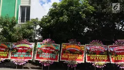 Sejumlah karangan bunga untuk pernikahan Kahiyang-Bobby menghiasi di sepanjang jalan menuju Gedung Graha Saba di Solo, Senin (6/11). Pernikahan putri Presiden Joko Widodo tersebut akan berlangsung pada Rabu (8/11) esok. (Liputan6.com/Angga Yuniar)