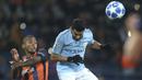 Gelandang Manchester City, Riyad Mahrez, duel udara dengan pemain Shakhtar Donetsk, Fernando, pada laga Liga Champions di Stadion Metalist, Selasa (23/10/2018). Shakhtar Donetsk kalah 0-3 dari Manchester City. (AP/Efrem Lukatsky)
