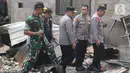 Kapolri Jenderal Listyo Sigit Prabowo (kanan) mendatangi langsung lokasi kebakaran Depo Pertamina Plumpang, Jakarta Utara, Sabtu (4/3/2023). Kapolri didampingi oleh Kabareskrim Komjen Agus Andrianto dan Kapolda Metro Jaya Irjen Fadil Imran untuk melihat dampak kebakaran. (Liputan6.com/Herman Zakharia)