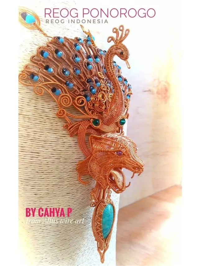 Motif Reog Ponorogo, sebagai bangunan bersejarah dan kebanggaan milik warga Ponorogo, Jawa Timur, menjadi salah satu hasil karya olah tangan aksesesoris unik buah tangan Cahya. (Liputan6.com/Jayadi Supriadin)