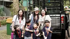 Liburan bersama anak ke Taman Safari, tentu menjadi momen yang menyenangkan. Apalagi ditemani dengan liburannya ini ramai dengan rombongan tentu lebih seru. Dalam momen ini telihat bahwa kedua buah hatinya tidak hanya liburan bersama orang tua, namun bersama teman-temannya. (Liputan6.com/IG/@sandradewi88)