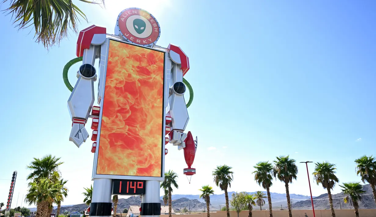 Termometer menunjukkan suhu 114 derajat Fahrenheit (45,5 derajat Celcius) setelah gelombang panas yang diperkirakan di luar Alien Fresh Jerky di selatan Death Valley di Baker, California pada 30 Agustus 2022. (Patrick T. FALLON / AFP)