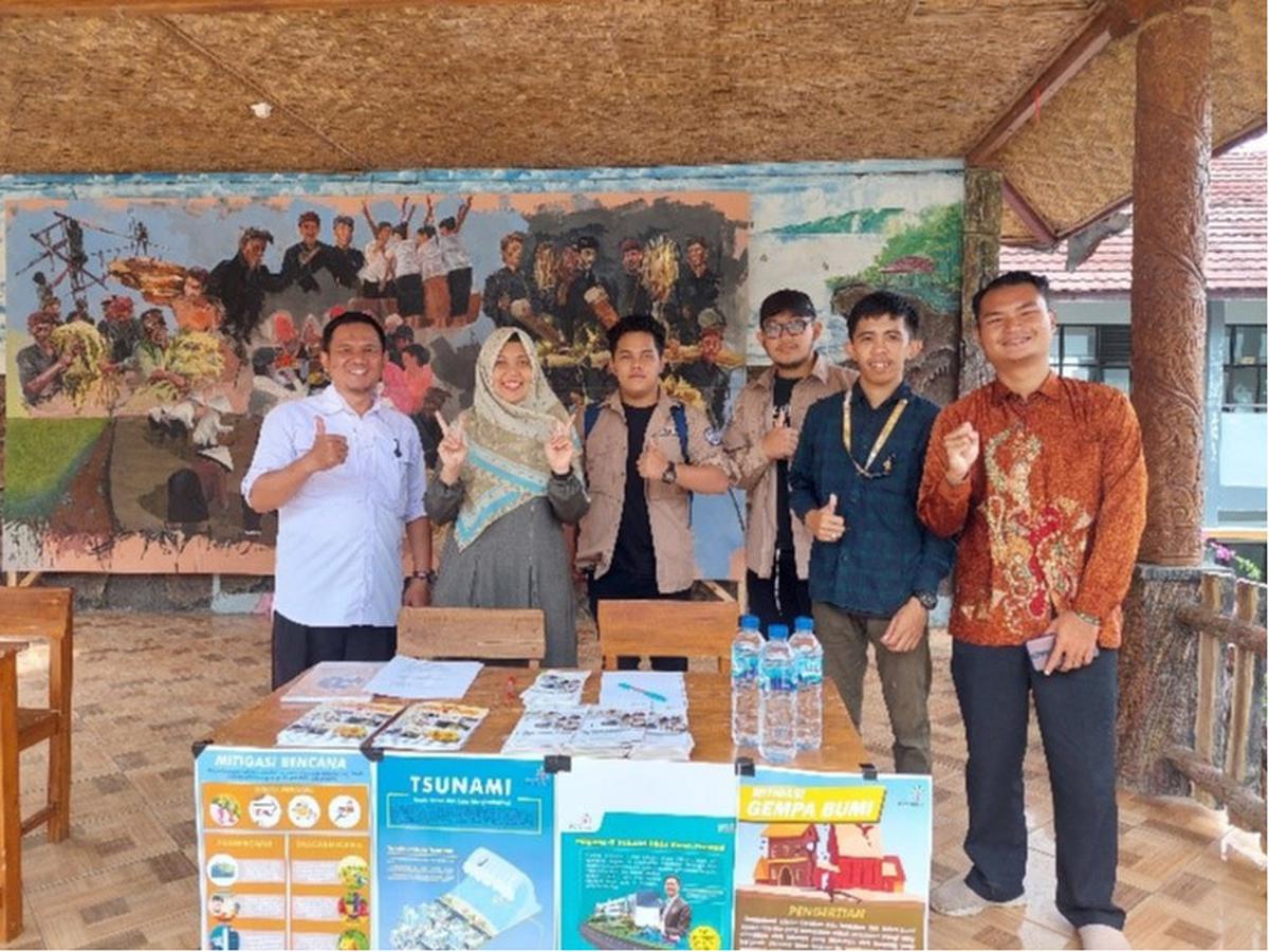 Kegiatan pemetaan lokasi bencana di Desa Cisolok yang dilakukan oleh dosen dan mahasiswa Teknik Geofisika UPER