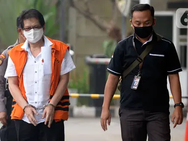 Mantan Kadis Pengelolaan Keuangan dan Aset Daerah (DPKAD) Kota Bandung, Herry Nurhayat tiba untuk sidang dakwaan secara online di Gedung KPK, Jakarta, Senin (15/6/2020). Herry merupakan tersangka kasus suap pengadaan tanah untuk RTH di Pemkot Bandung tahun 2012 dan 2013. (merdeka.com/Dwi Narwoko)