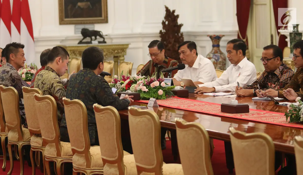 Presiden Joko Widodo (Jokowi) didampingi sejumlah Menteri Kabinet Kerja menerima CEO Grab Anthony Tan, Presiden Direktur SoftBank Masayoshi Son, CEO Tokopedia William Tanuwijaya dan President of Grab Indonesia Ridzki Kramadibrata di Istana Merdeka, Senin (29/7/2019). (Liputan6.com/Angga Yuniar)