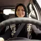 Ekspresi seorang siswa saat mengikuti kursus mengemudi untuk pertama kali di kampus Effat University, di Jeddah, Arab Saudi, (6/3). Kursus mengemudi ini disponsori oleh Ford Motor. (AP Photo/Amr Nabil)