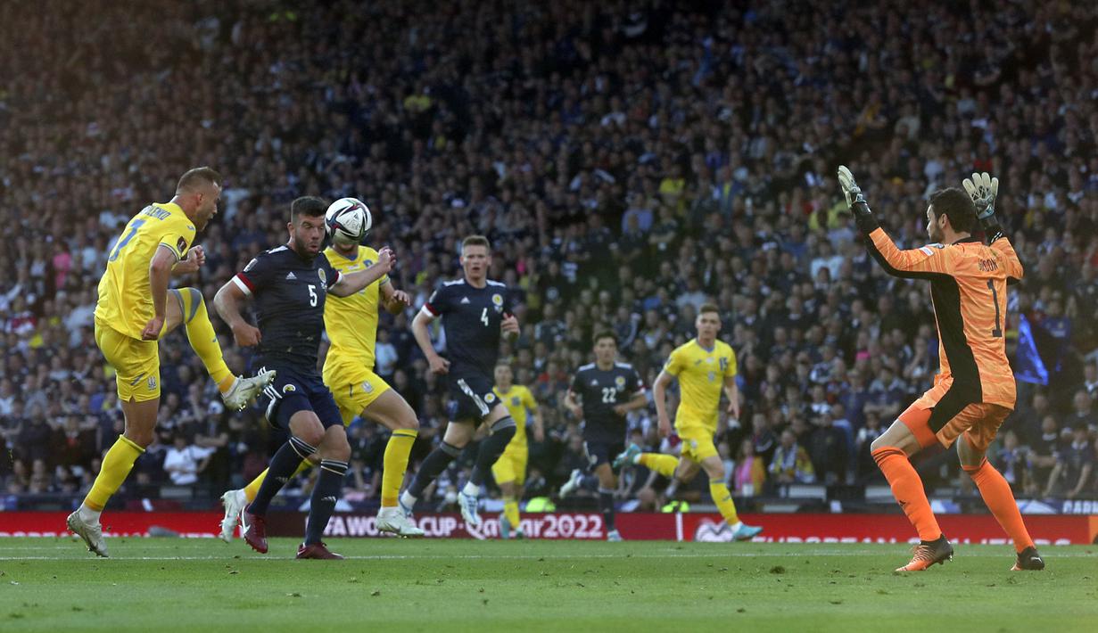 Pemain Ukraina Andriy Yarmolenko (kiri) mencetak gol ke gawang Skotlandia pada pertandingan play-off kualifikasi Piala Dunia 2022 di Hampden Park Stadium, Glasgow, Skotlandia, 1 Juni 2022. Ukraina menang 3-1. (AP Photo/Scott Heppell)