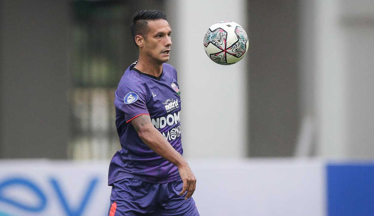 Raphael Maitimo mengalwali kiprahnya di Piala AFF yaitu pada edisi 2012. Ia kembali dipanggil Timnas Indonesia pada Piala AFF 2014. Sayangnya, skuat Merah Putih tak mampu lolos dari fase grup. (Bola.com/Bagaskara Lazuardi)