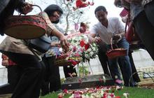 Tabur bunga di makam tokoh pahlawan advokat Indonesia