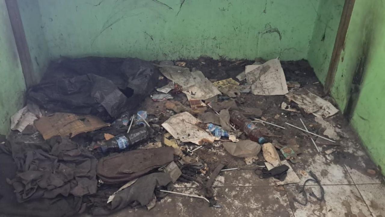 Kondisi di lantai tiga juga tak berbeda jauh. Namun, los-los di sana terlihat lebih bersih. Di area yang tak terkena sinar matahari dan gelap, banyak tutup botol yang dilubangi seperti di lantai dua.