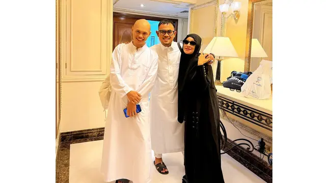 Potret Penampilan Wanda Hara Saat Umrah