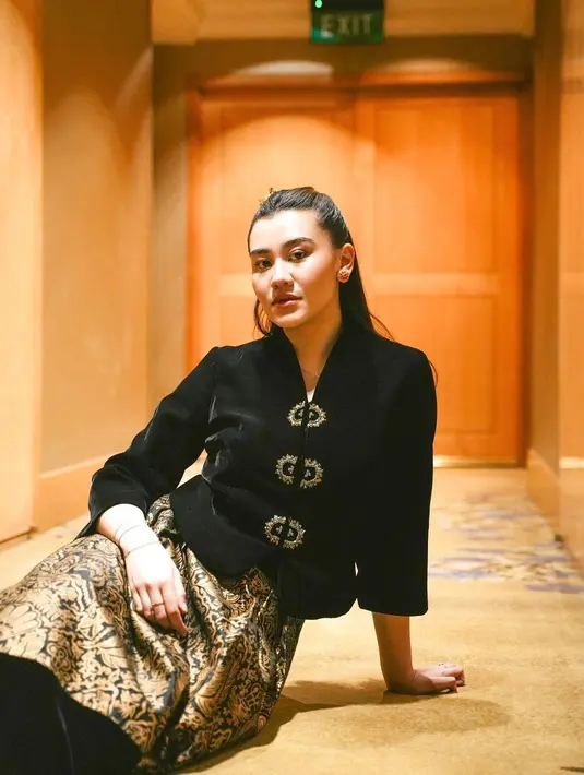 Gaya bangsawan Aaliyah Massaid semakin terpancar dengan padu padan rok bercorak batik. [Foto: Instagram/aaliyah.massaid]