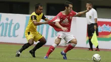 Bek Bhayangkara FC, M Fatchurohman, berebut bola dengan pemain Semen Padang, Victor Juffo, pada laga Piala Presiden 2019 di Stadion Patriot, Jawa Barat, Minggu (3/3). Bhayangkara FC menang 4-2 atas Semen Padang. (Bola.com/M Iqbal Ichsan)