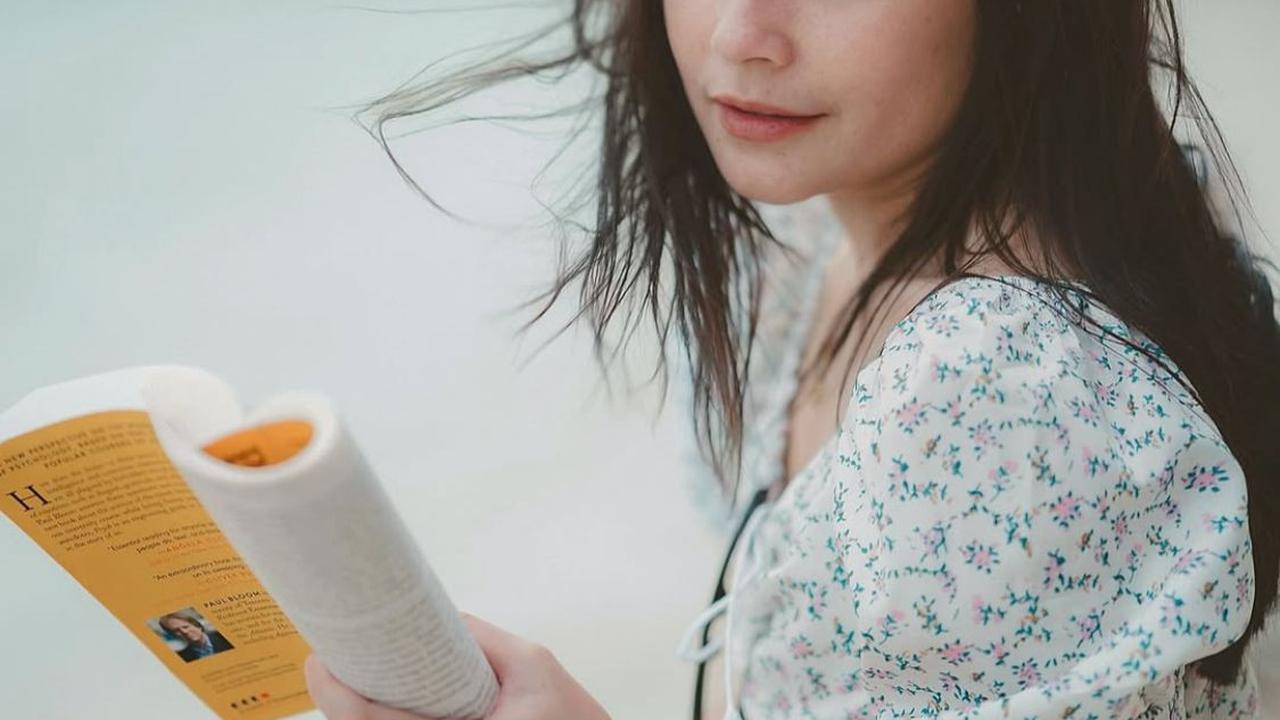 Pesona Pantai dan Buku Favorit, Prilly Latuconsina Pikat Ribuan Penggemar