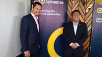 David Rajoo, Director, System Engineering, Malaysia & Indonesia dan Andris Masengi, Country Manager Symantec Indonesia. Liputan6.com/Tommy Kurnia