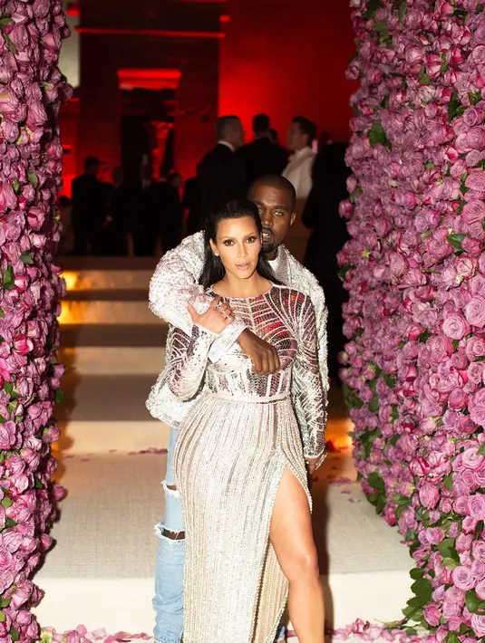 Kanye West memeluk Kim Kardashian pada Met Gala 2016. (REX/Shutterstock/HollywoodLife)
