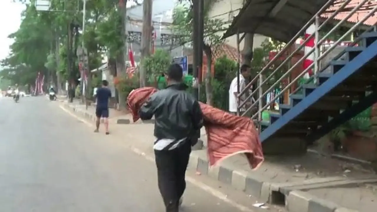 Ayah gendong jenazah anak