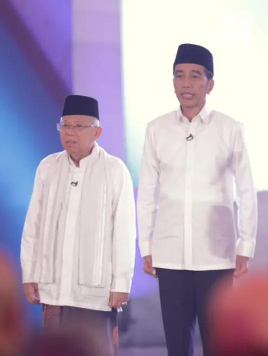 Capres dan Cawapres nomor urut 01Joko Widodo-Ma'ruf Amin menyanyikan lagu Indonesia Raya saat Debat Perdana Capres 2019 di Gedung Bidakara, Pancoran, Jakarta Selatan, Kamis (17/1). (Liputan6.com/Faizal Fanani)