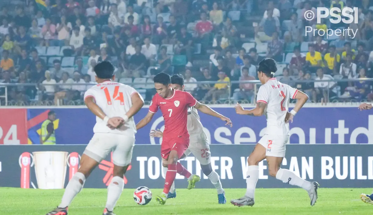 Pemain depan timnas Indonesia, Marselino Ferdinan (tengah) mencoba menembus barisan pertahanan Myanmar saat laga kualifikasi Grup B Piala AFF 2024 yang berlangsung di Stadion Thuwunna, Yangon, Senin (9/12) malam. (Foto: PSSI)