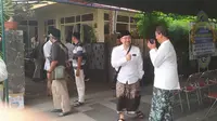 Para pelayat berdatangan di rumah duka yang hanya berjarak 50 meter dari Masjid Menara dan Makam Sunan Kudus. (Liputan6.com/Arief Pramono)