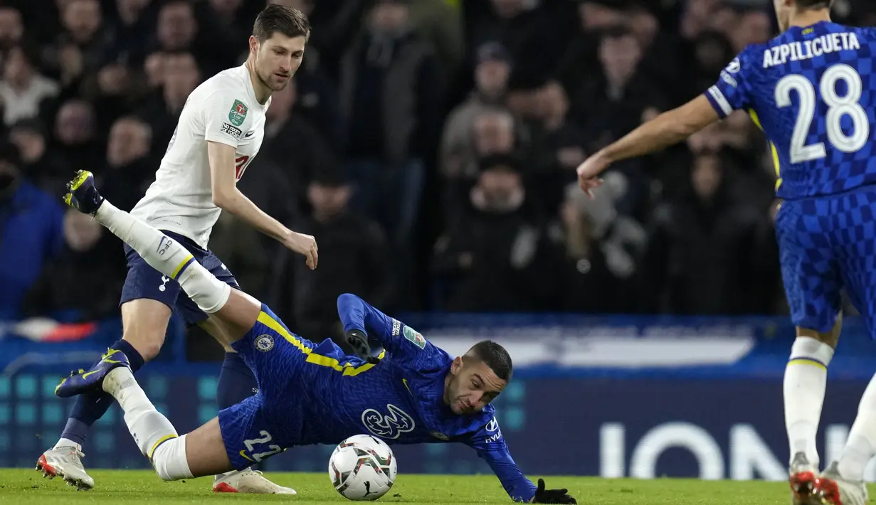 Bek Tottenham Hotspur Ben Davies (kiri) berebut bola dengan gelandang Chelsea Hakim Ziyech dalam semifinal leg pertama Piala Liga Inggris di Stamford Bridge, Kamis (6/1/2022) dini hari WIB. Chelsea mengungguli Tottenham Hotspur 2-0. (AP Photo/Kirsty Wigglesworth)