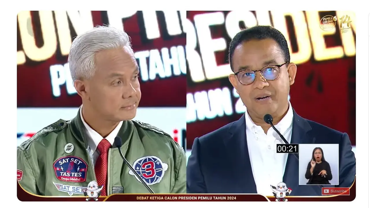 Calon presiden nomor urut 3 Ganjar Pranowo dan capres nomor 1 Anies Baswedan saat debat capres ketiga yang digelar KPU pada Minggu (7/1/2024) di Istora, Senayan, Jakarta.