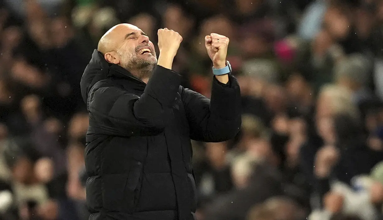 <p>Ekspresi bahagia pelatih Manchester City, Pep Guardiola saat merayakan gol yang dicetak oleh Jeremy Doku ke gawang Nottingham Forest pada laga lanjutan Liga Inggris 2024/2025 di Etihad Stadium, Manchester, Inggris, Kamis (05/12/2024). (AP Photo/Martin Rickett)</p>