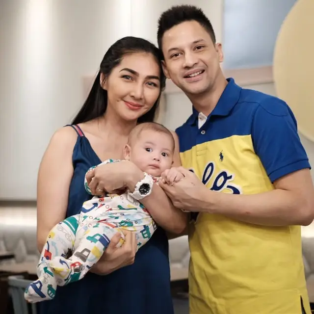 Jarang Terekspos, Ini 6 Momen Manis Lucky Perdana dan Buah Hati