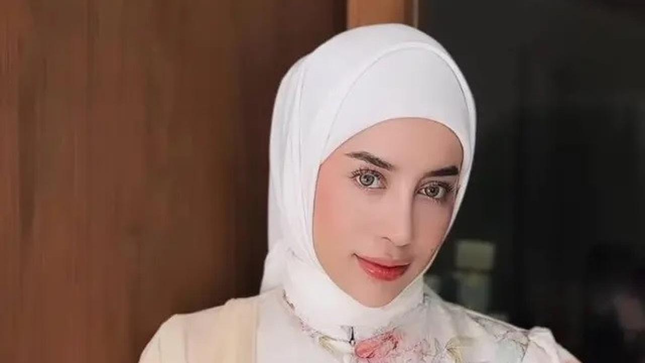 Model Baju Lebaran 2025 Wanita, Inspirasi Gaya dari Selebriti