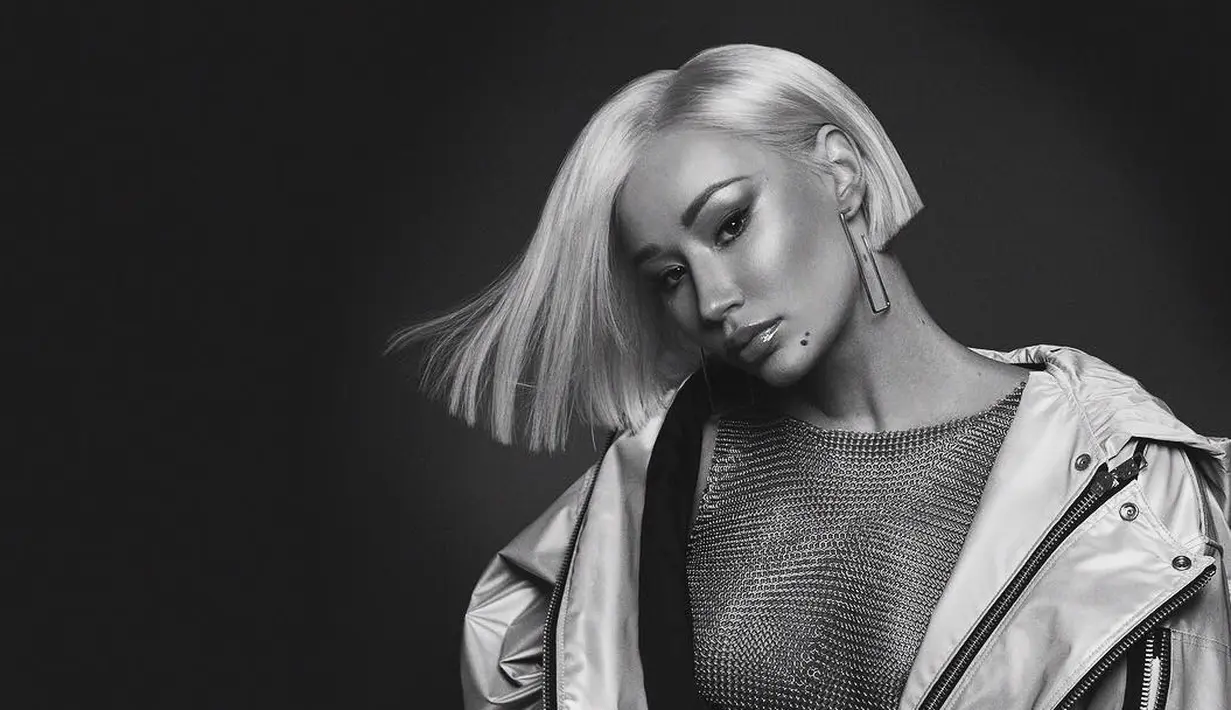 Dilansir dari E! News, Iggy bermesraan di kolom komentar Instagram dengan DeAndre Hopkins. (instagram/thenewclassic)