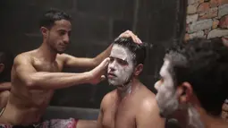 Warga menggunakan masker saat mandi uap di pemandian tradisional Turki (Hammam) setelah kembali dibuka untuk umum menyusul kemudahan pembatasan lockdown di Sanaa, Yaman, Rabu (19/8/2020). (AP Photo/Hani Mohammed)
