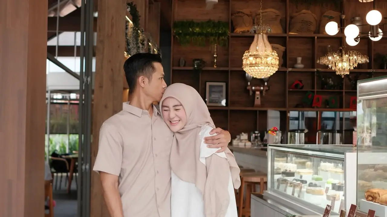 6 Potret Terbaru Larissa Chou dan Ikram Rosadi, Absen di Perayaan Natal Keluarga