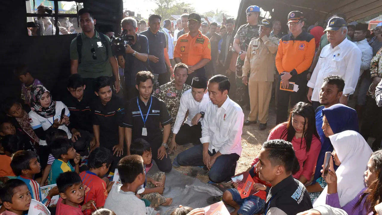 Ditemani TGB, Jokowi Bagi-Bagi Buku untuk Korban Gempa Lombok