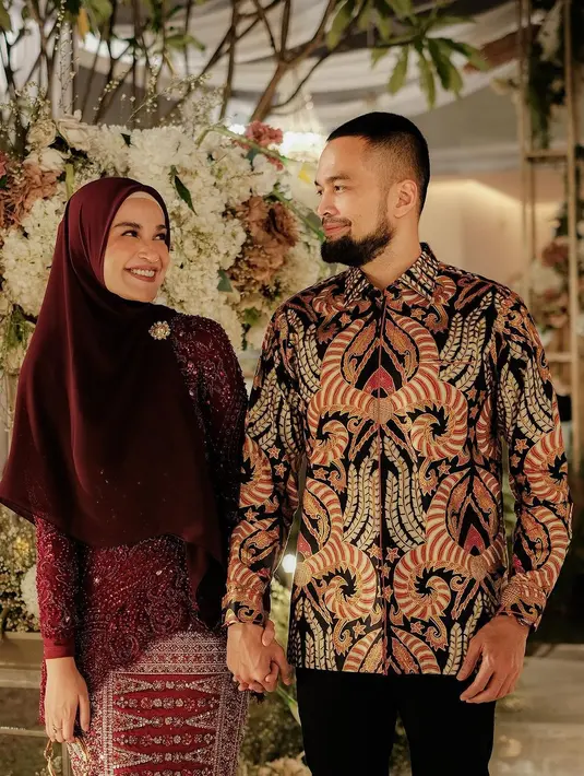 Shireen Sungkar padukan kebaya kurung dengan hijab syar'i segi empat dan bros emas [@shireensungkar]