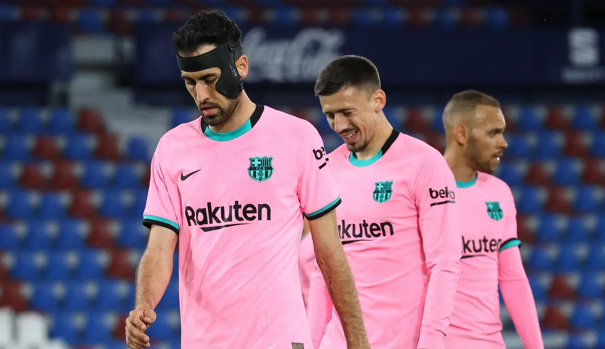 Ekspresi kecewa gelandang Barcelona, Sergio Busquets dan kawan-kawan usai ditahan imbang 3-3 oleh Levante dalam laga lanjutan Liga Spanyol 2020/2021 pekan ke-36 di Ciutat de Valencia Stadium, Valencia, Selasa (11/5/2021). (AFP/Jose Jordan)