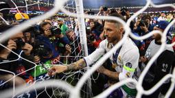 Sergio Ramos mendarat di Santiago Bernabeu pada tahun 2005 lalu setelah direkrut dari Sevilla dengan mahar sebesar 27 juta euro. (EPA/Andy Rain)