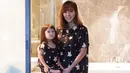 Gisella Anastasia dan Gempi, ibu dan anak yang selalu berhasil menarik perhatian publik. Gisel pun juga selalu hits dengan gayanya. Dan kali ini keduanya kompak memakai baju tidur yang sama. (Foto: Instagram)