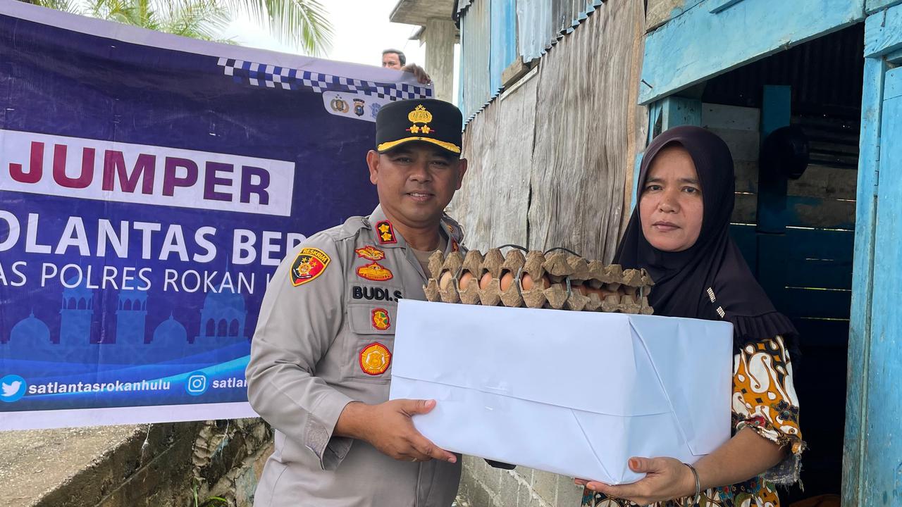 Polres Rohul  Bagikan Nasi Kotak Sembari TitipKan Pesan Damai Pilkada